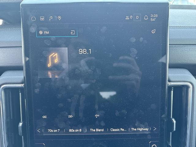 GMC Yukon Vehicle Full-screen Gallery Image 16