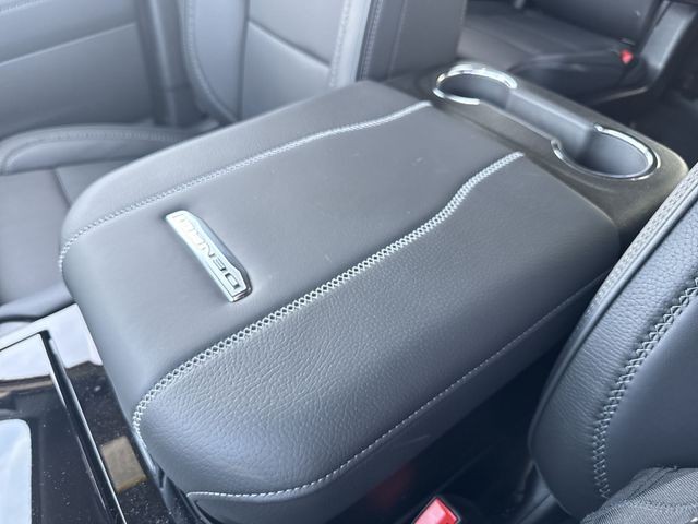 GMC Yukon Vehicle Full-screen Gallery Image 21