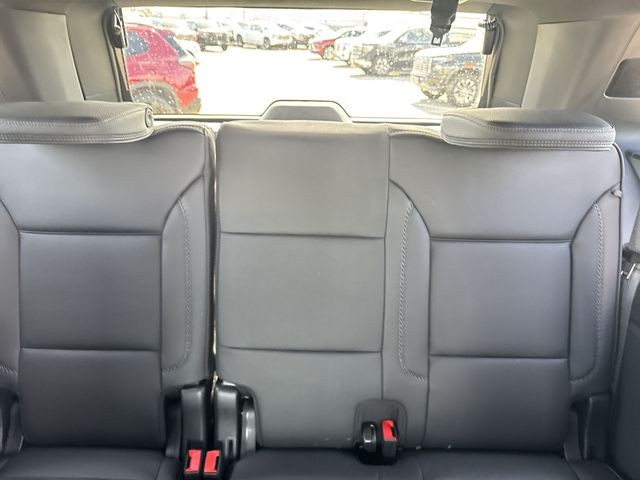 GMC Yukon Vehicle Full-screen Gallery Image 24