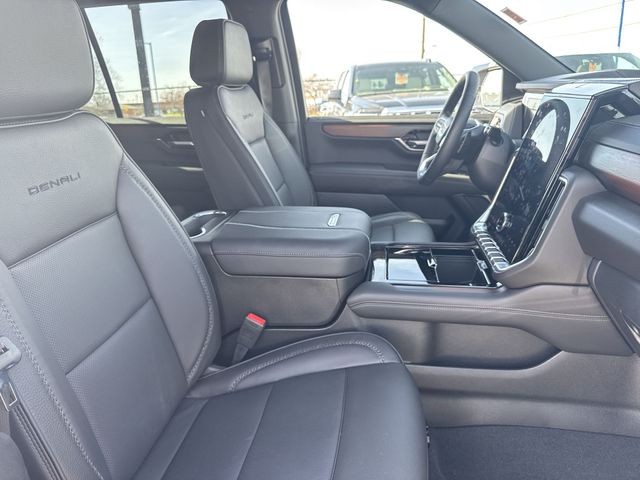 GMC Yukon Vehicle Full-screen Gallery Image 26