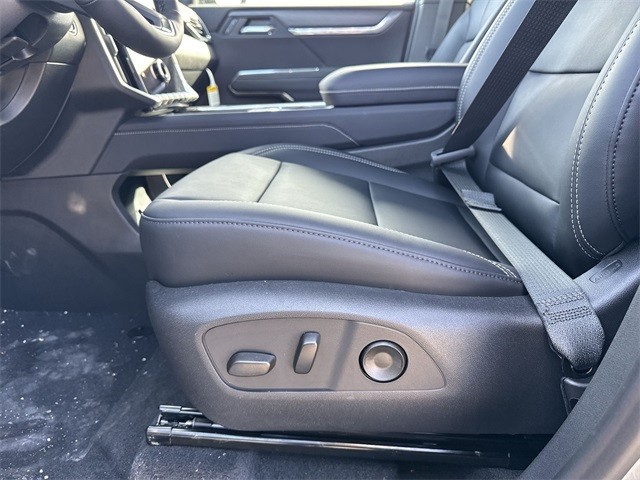 GMC Acadia Vehicle Full-screen Gallery Image 12