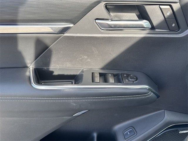 GMC Acadia Vehicle Full-screen Gallery Image 13