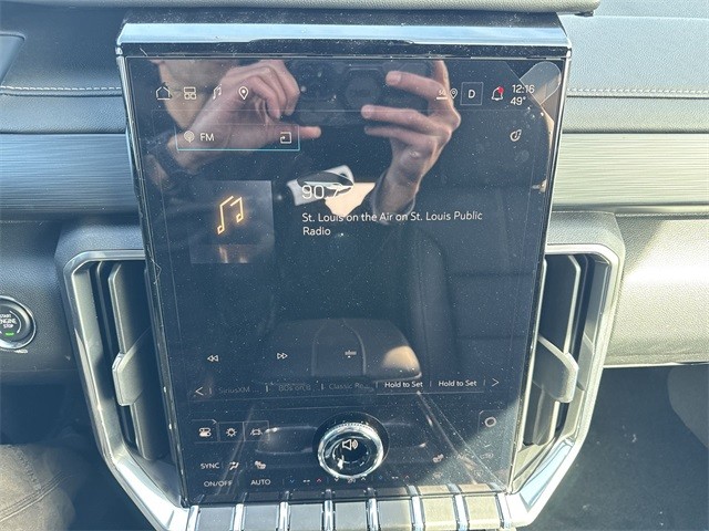 GMC Acadia Vehicle Full-screen Gallery Image 16