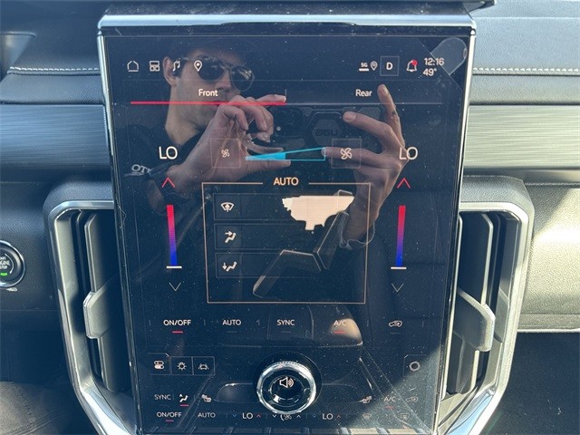 GMC Acadia Vehicle Full-screen Gallery Image 19