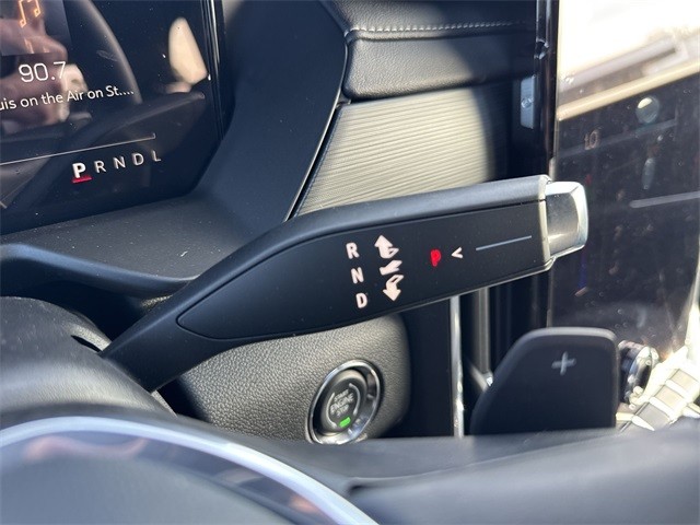 GMC Acadia Vehicle Full-screen Gallery Image 20