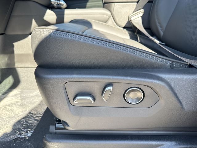 GMC Yukon XL Vehicle Full-screen Gallery Image 12