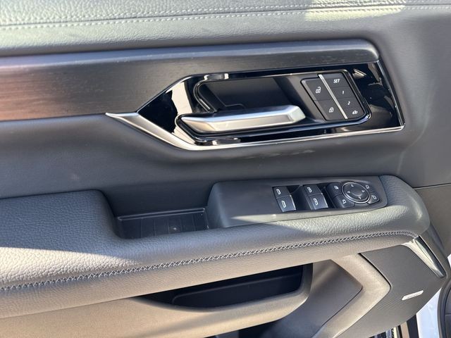 GMC Yukon XL Vehicle Full-screen Gallery Image 13