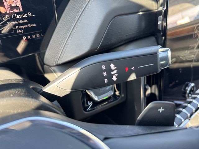 GMC Yukon XL Vehicle Full-screen Gallery Image 20