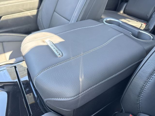 GMC Yukon XL Vehicle Full-screen Gallery Image 21