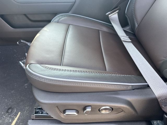 GMC Sierra 1500 Vehicle Full-screen Gallery Image 12