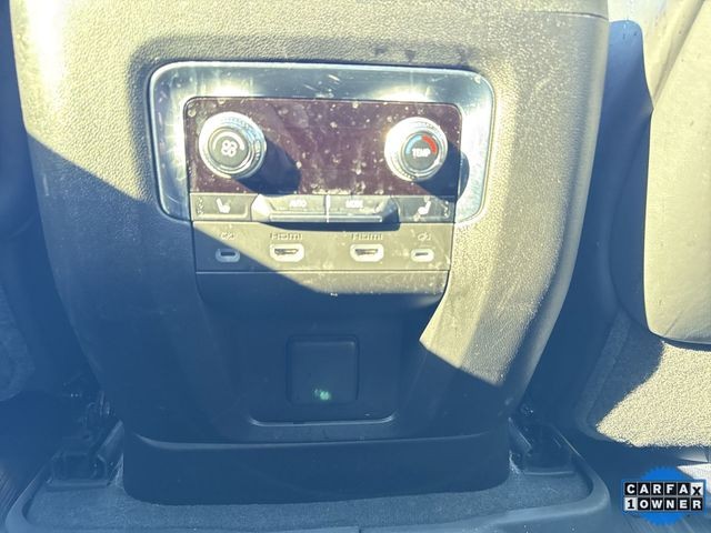 GMC Yukon Vehicle Full-screen Gallery Image 25