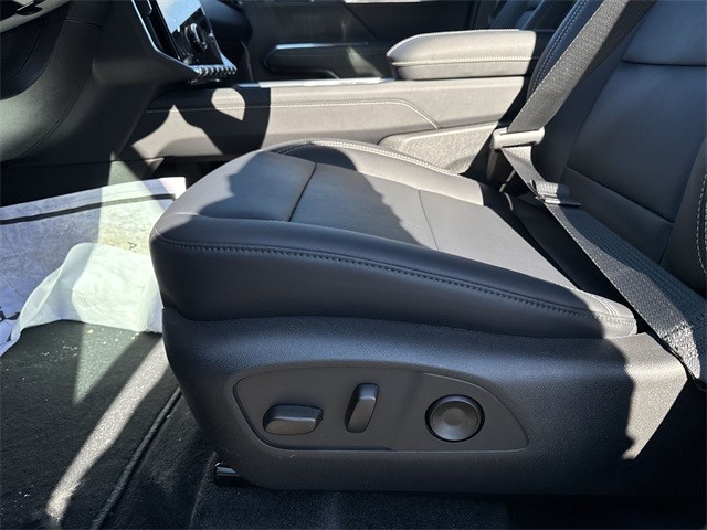 GMC Acadia Vehicle Full-screen Gallery Image 12