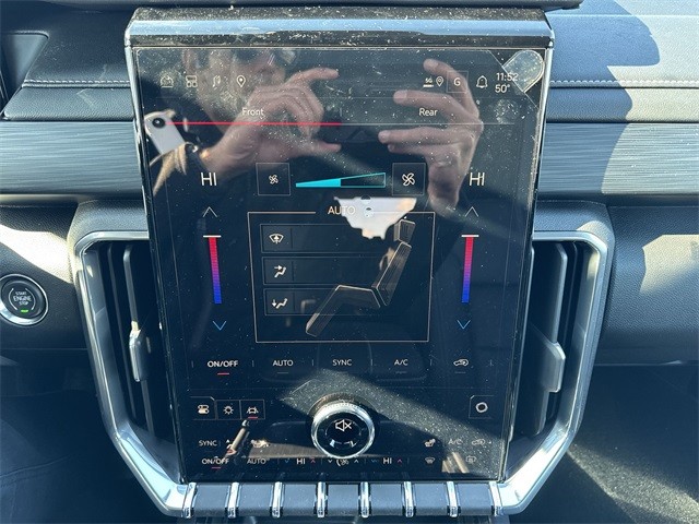 GMC Acadia Vehicle Full-screen Gallery Image 19