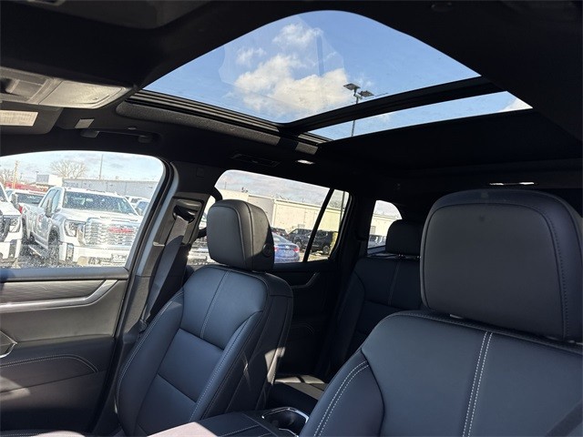 GMC Acadia Vehicle Full-screen Gallery Image 22