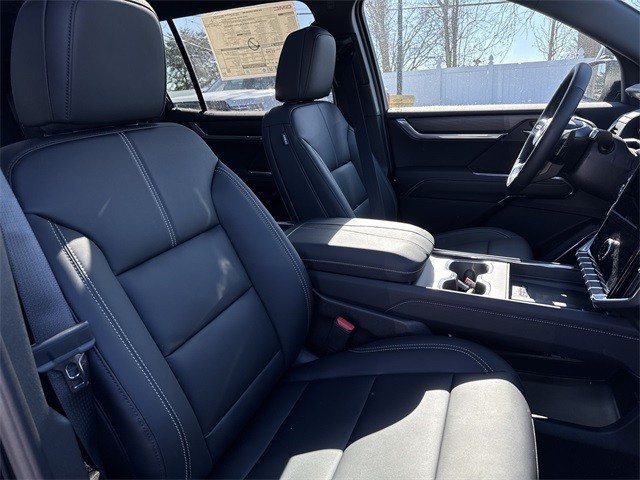 GMC Acadia Vehicle Full-screen Gallery Image 26