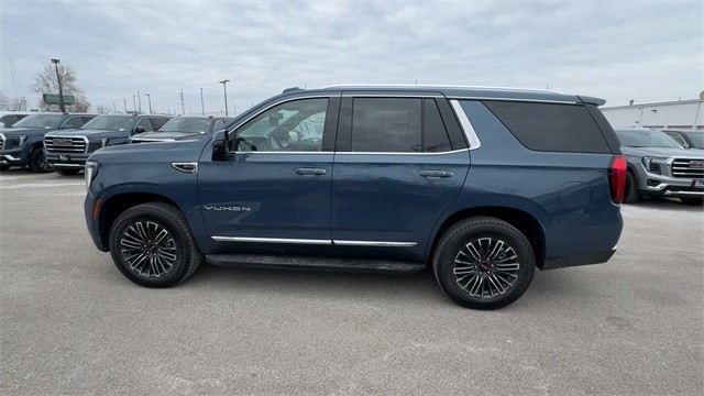 GMC Yukon Vehicle Full-screen Gallery Image 05