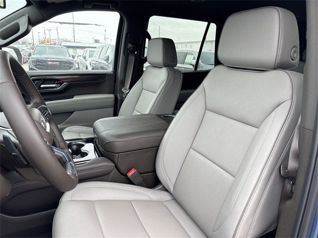 GMC Yukon Vehicle Full-screen Gallery Image 11