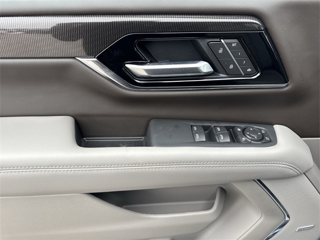 GMC Yukon Vehicle Full-screen Gallery Image 13