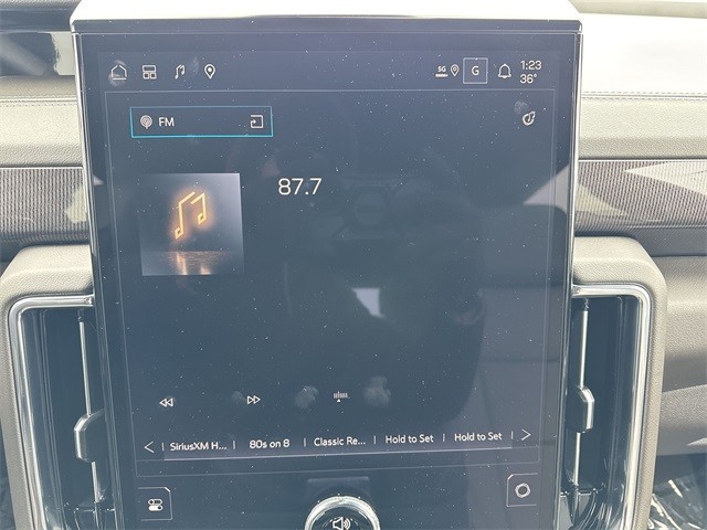 GMC Yukon Vehicle Full-screen Gallery Image 16