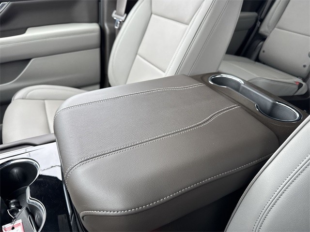 GMC Yukon Vehicle Full-screen Gallery Image 21