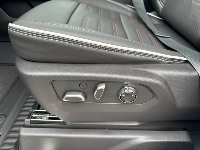 GMC Sierra 1500 Vehicle Full-screen Gallery Image 12