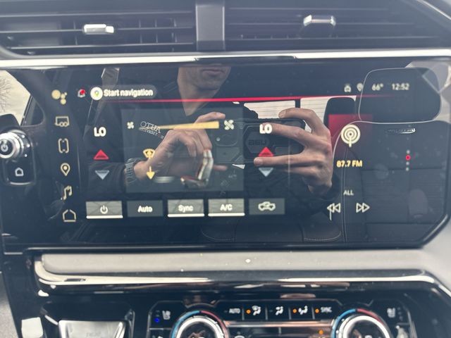 GMC Sierra 1500 Vehicle Full-screen Gallery Image 19