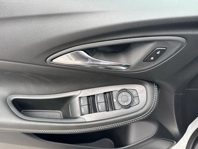 Buick Encore GX Vehicle Full-screen Gallery Image 13