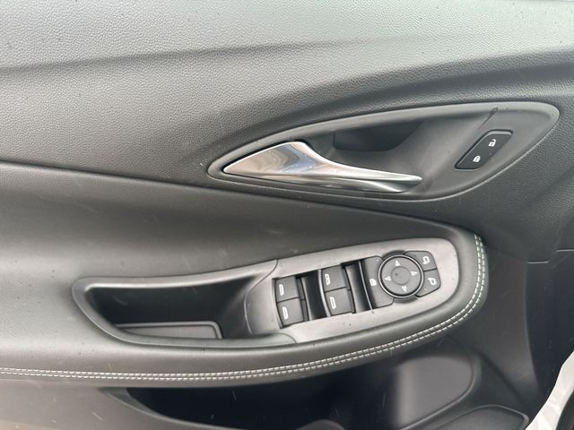 Buick Encore GX Vehicle Full-screen Gallery Image 13