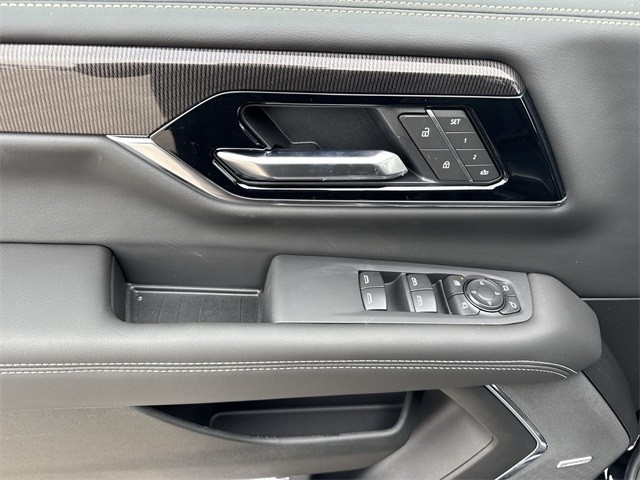 GMC Yukon Vehicle Full-screen Gallery Image 13