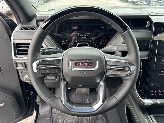 GMC Yukon Vehicle Full-screen Gallery Image 14