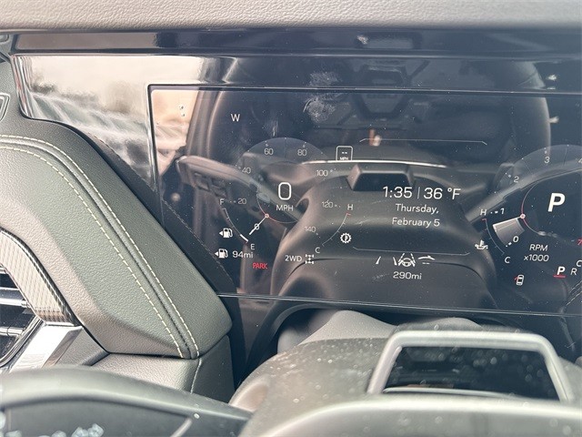 GMC Yukon Vehicle Full-screen Gallery Image 15