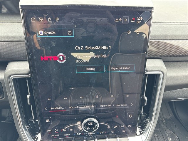 GMC Yukon Vehicle Full-screen Gallery Image 16