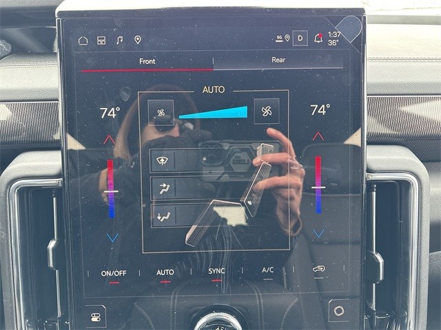 GMC Yukon Vehicle Full-screen Gallery Image 19