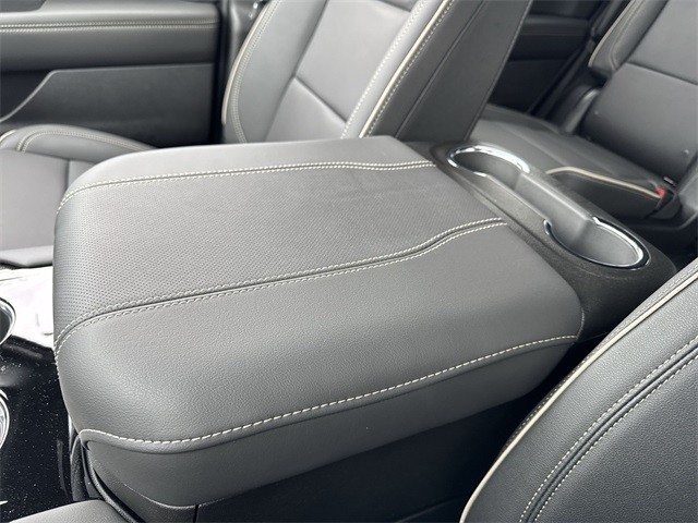 GMC Yukon Vehicle Full-screen Gallery Image 21