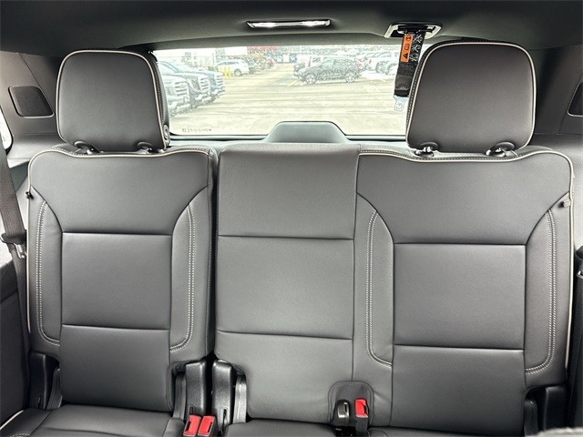 GMC Yukon Vehicle Full-screen Gallery Image 24