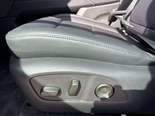 GMC Acadia Vehicle Full-screen Gallery Image 12