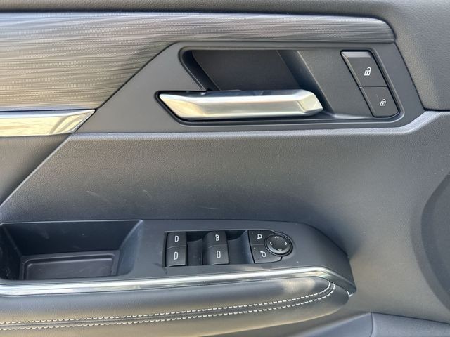 GMC Acadia Vehicle Full-screen Gallery Image 13