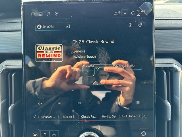 GMC Acadia Vehicle Full-screen Gallery Image 16