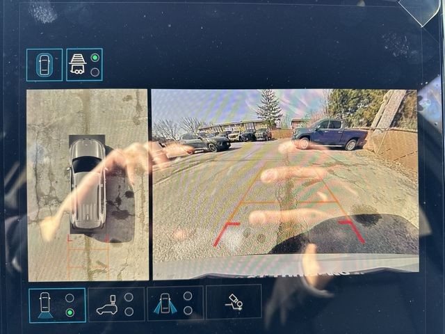 GMC Acadia Vehicle Full-screen Gallery Image 17