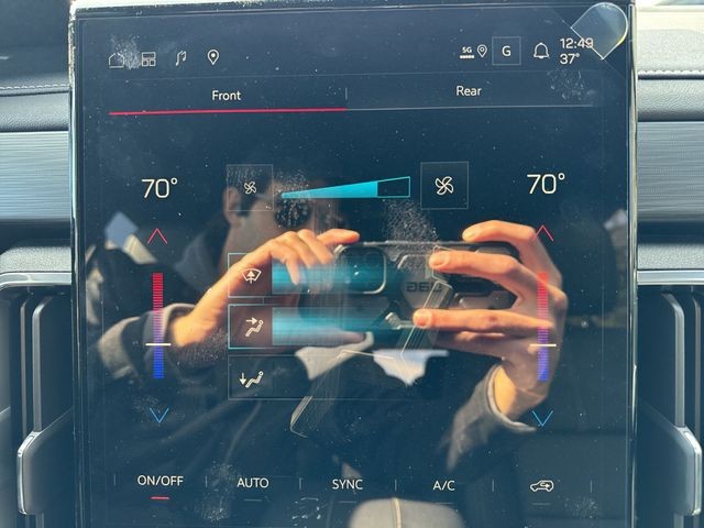 GMC Acadia Vehicle Full-screen Gallery Image 19