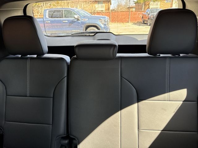 GMC Acadia Vehicle Full-screen Gallery Image 23