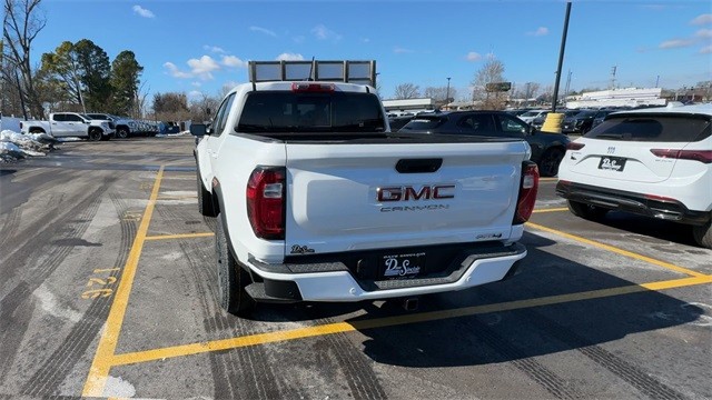 GMC Canyon Vehicle Full-screen Gallery Image 07