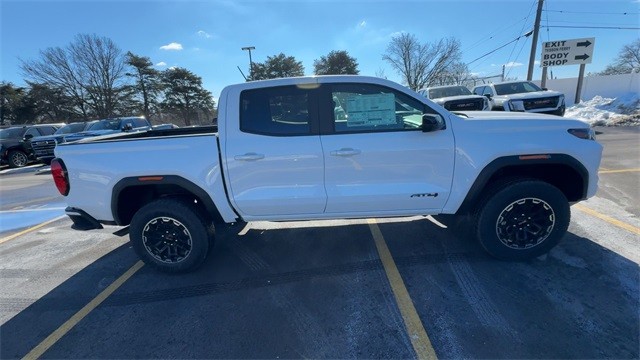 GMC Canyon Vehicle Full-screen Gallery Image 09