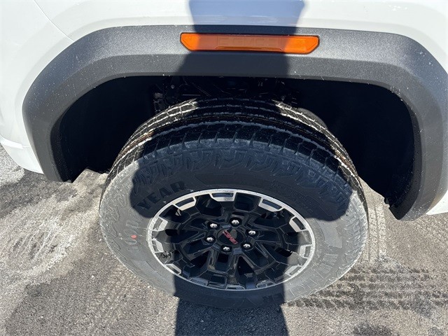 GMC Canyon Vehicle Full-screen Gallery Image 10