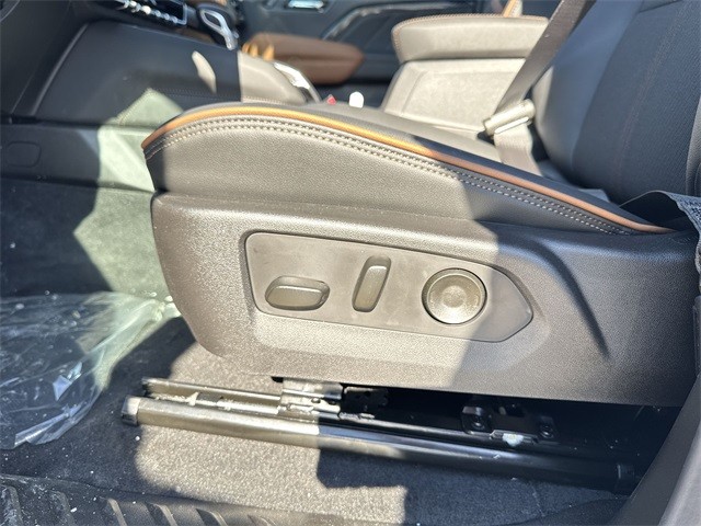 GMC Canyon Vehicle Full-screen Gallery Image 12