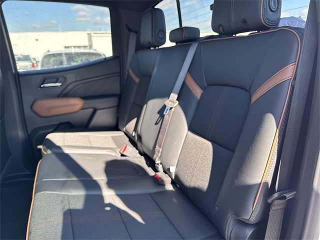 GMC Canyon Vehicle Full-screen Gallery Image 22