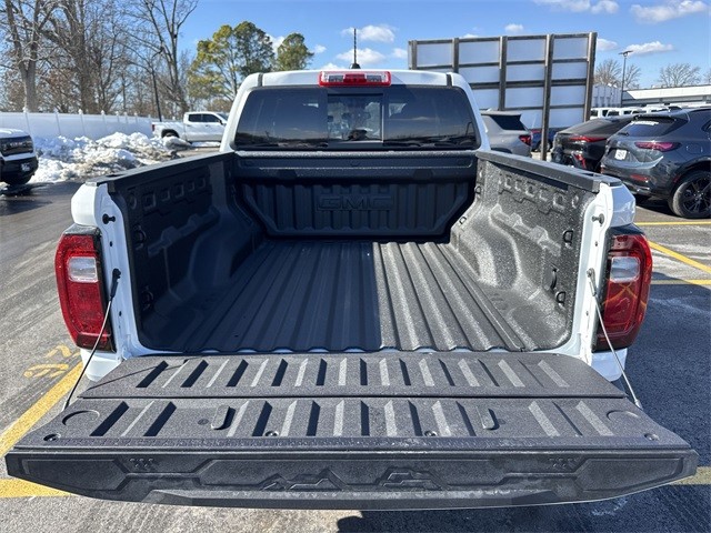 GMC Canyon Vehicle Full-screen Gallery Image 23