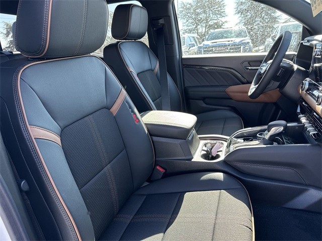 GMC Canyon Vehicle Full-screen Gallery Image 24