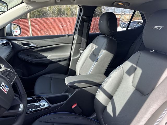 Buick Encore GX Vehicle Full-screen Gallery Image 11