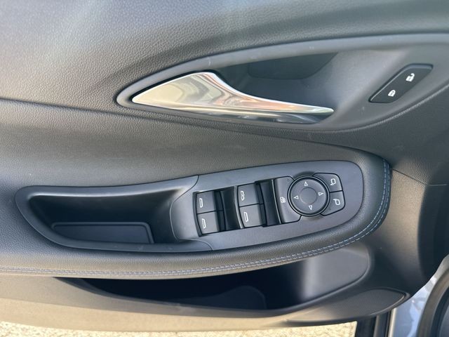 Buick Encore GX Vehicle Full-screen Gallery Image 13